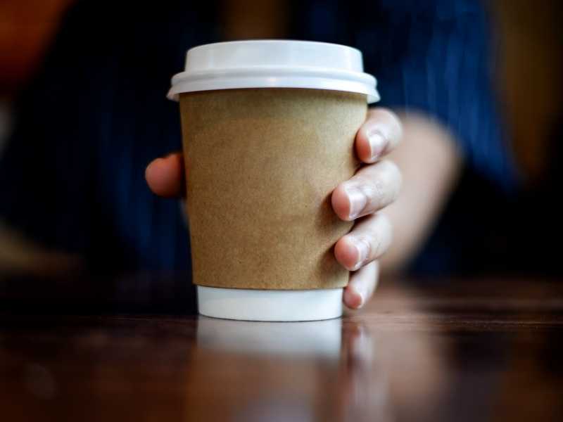 Χέρι που δίνει καφέ